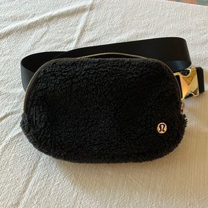 Lululemon Everywhere Belt Bag-Black Fleece